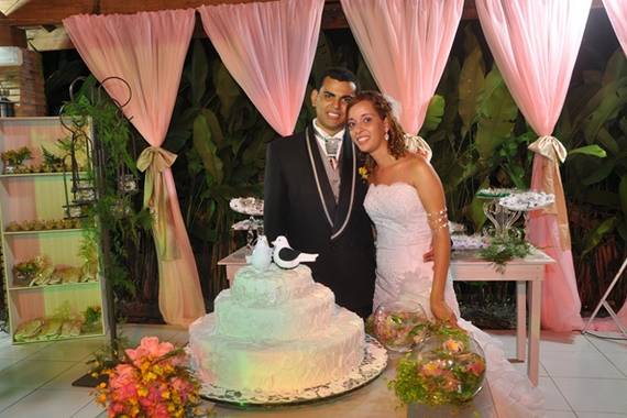 Com o bolo de casamento