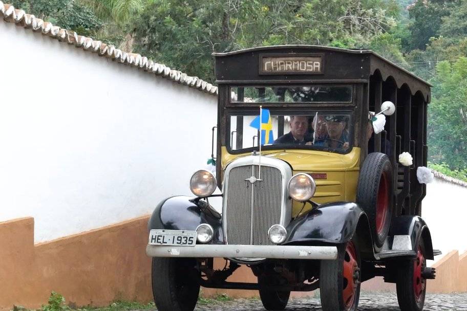 Noivo chegando com a família