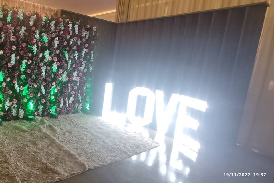 Letreiro Love com iluminação