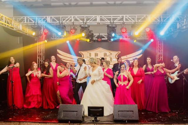 Noiva e madrinhas no palco