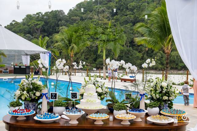 Mesa de doces na praia