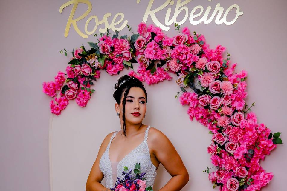Noiva no arco de flores