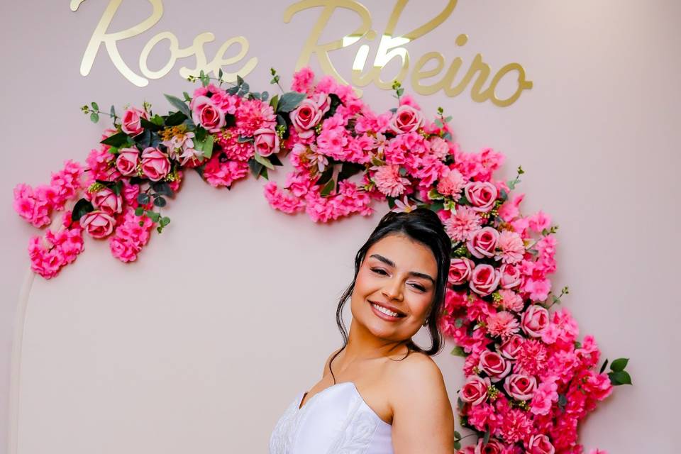 Noiva no arco de flores