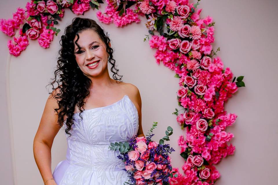 Noiva no arco de flores