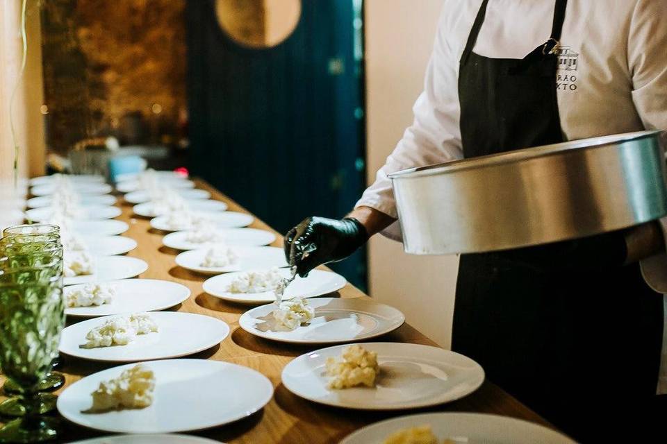 Chef no serviço de empratado