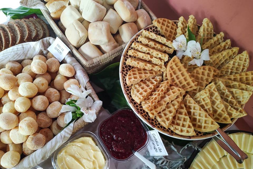 Waffles, pão de queijo e frios