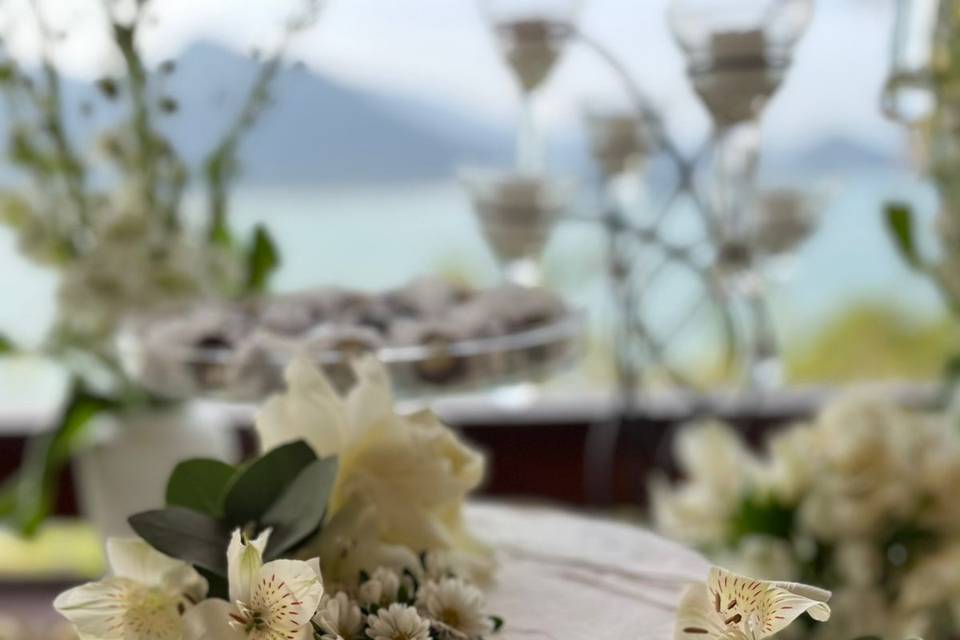 Bolo de casamento com flores