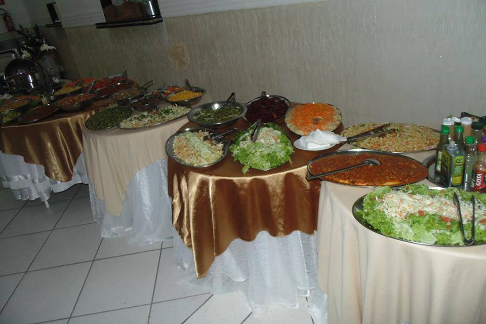 Mesa do jantar de saladas