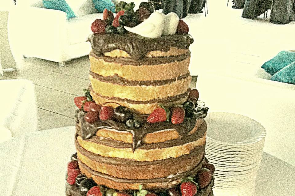 Naked cake com frutas vermelha