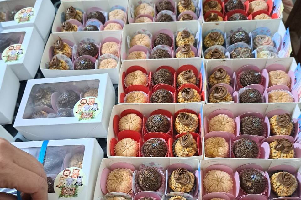 Doces finos e festa