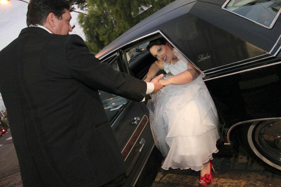 Motorista auxiliando a noiva