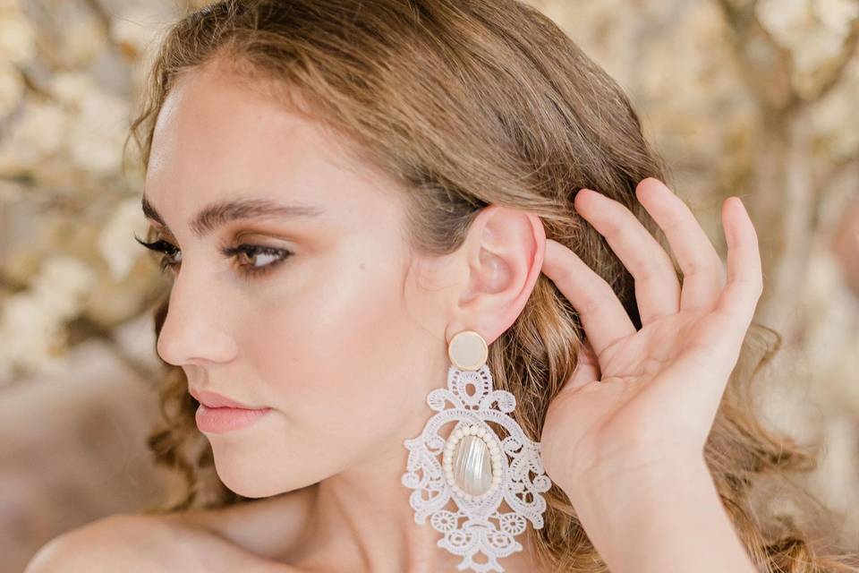 Brinco boho medalhão madrepéro