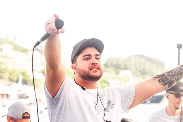 Cantor sertanejo