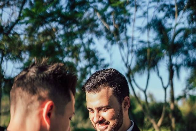 Colocando corsage no noivo