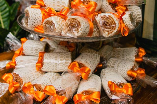 Bolo de rolo com renda de açúcar
