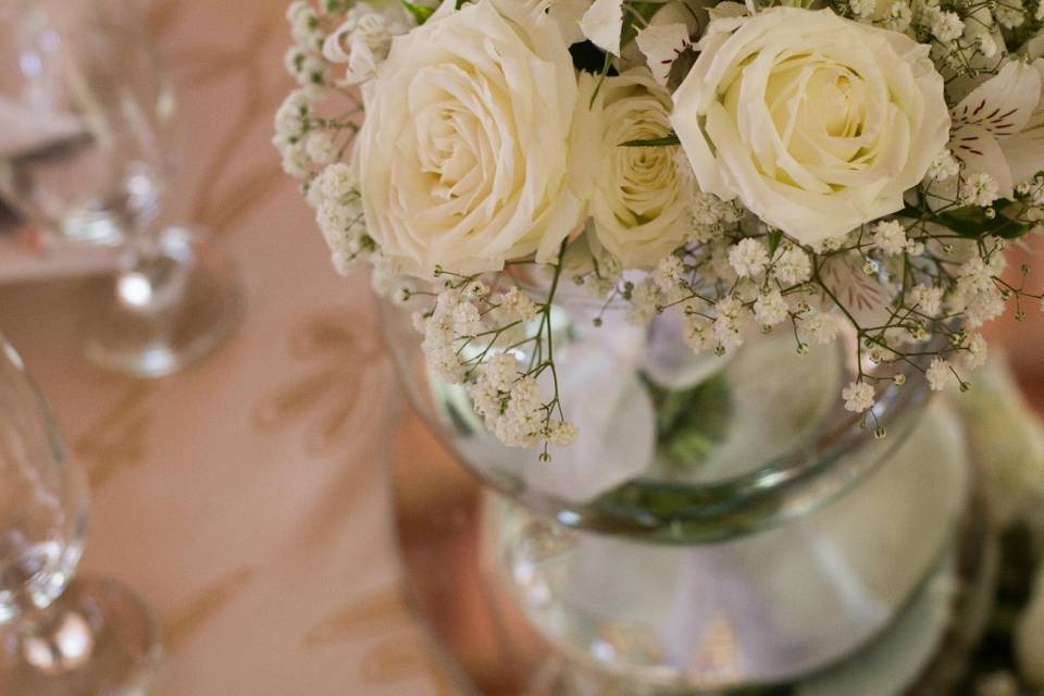Mesa com flores brancas