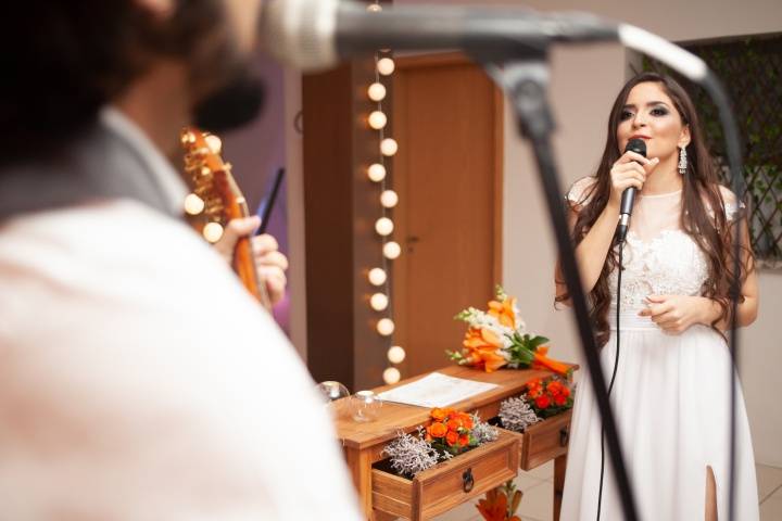 Celebrante com Voz e Violão
