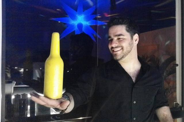 Flair bartender