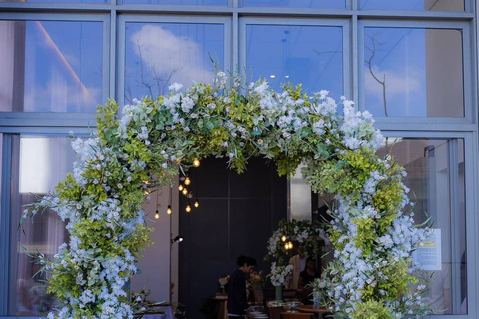 Portal de flores e folhagens