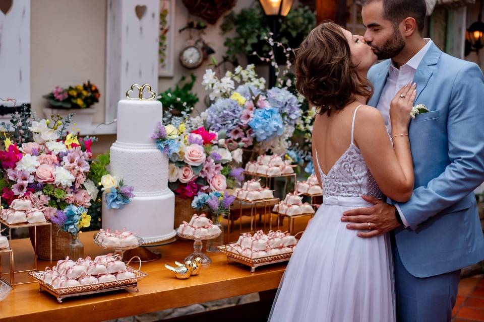 Mesa do bolo com os noivos