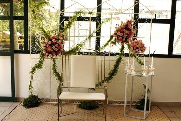 Decoração com flores em tom rosa