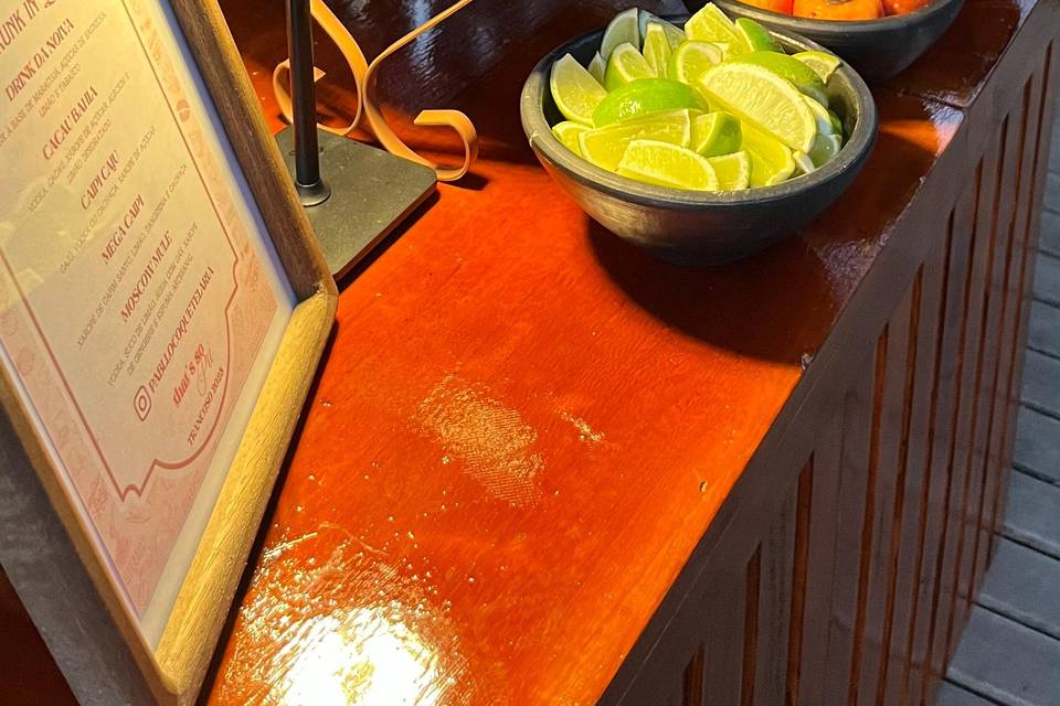 Bar iluminado e frutas frescas