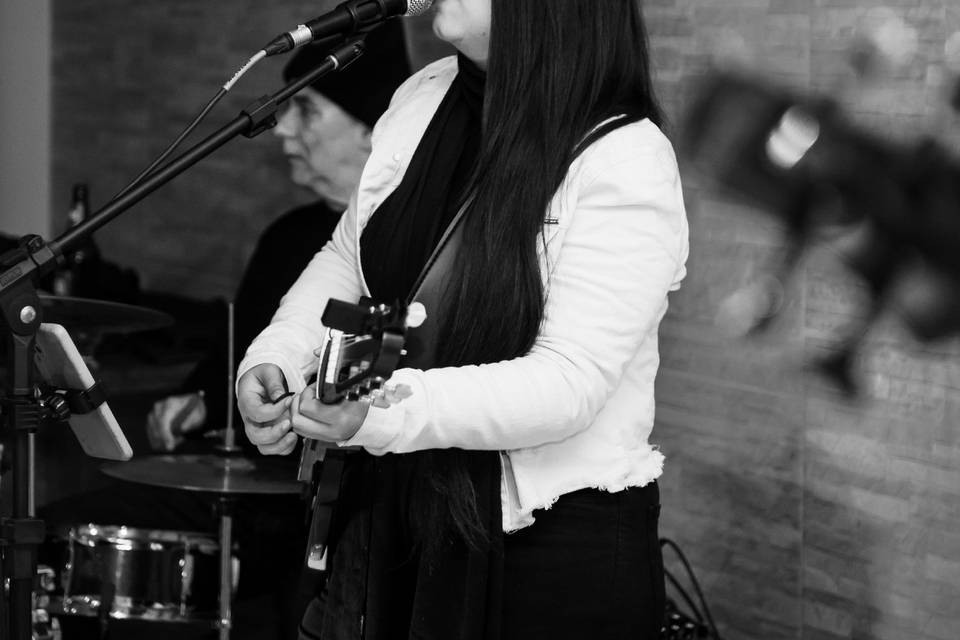 Show com banda em casamento.