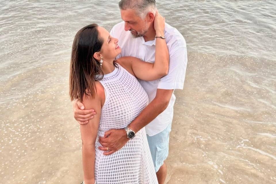 Celebrando o amor na praia.