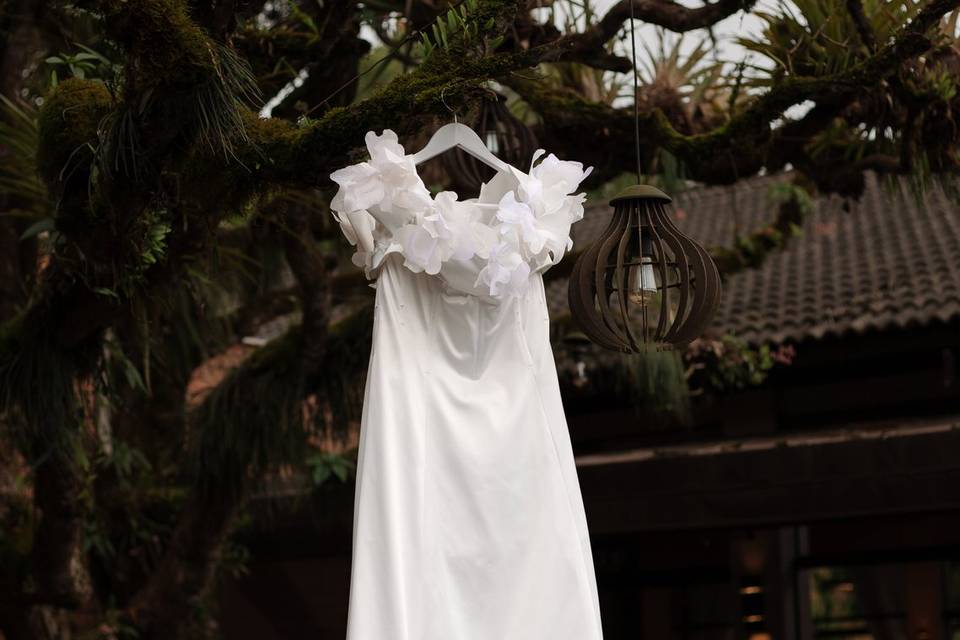 Vestido no deck da árvore