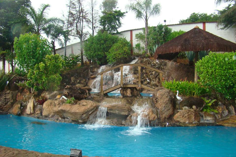 Piscina com cascata