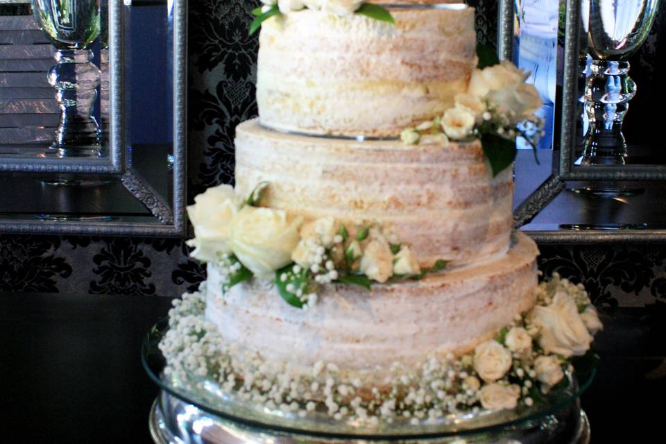 Naked Cake com flores naturais