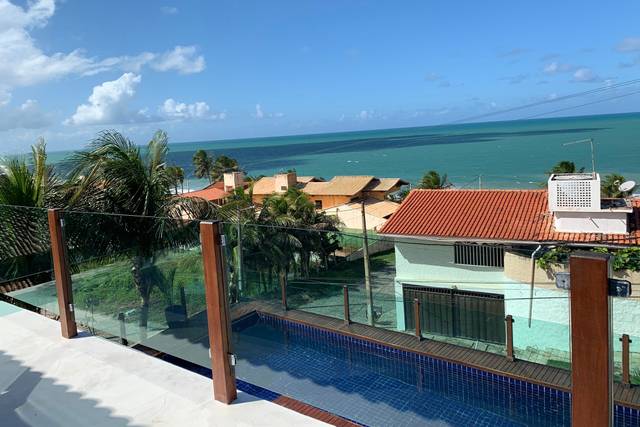 Vista da piscina e mar