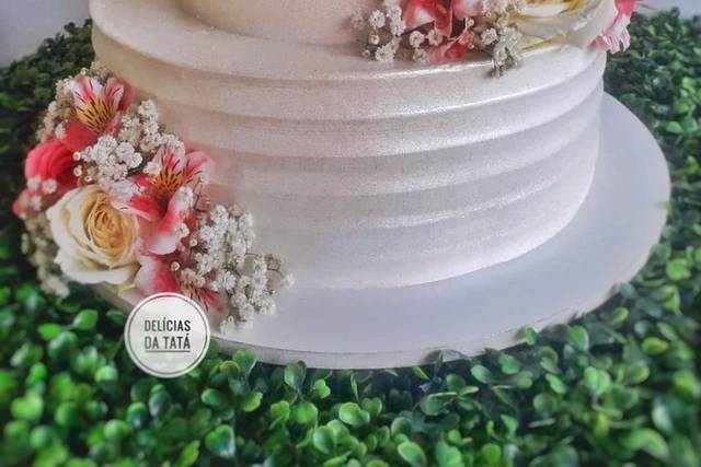 Bolo tradicional com flores