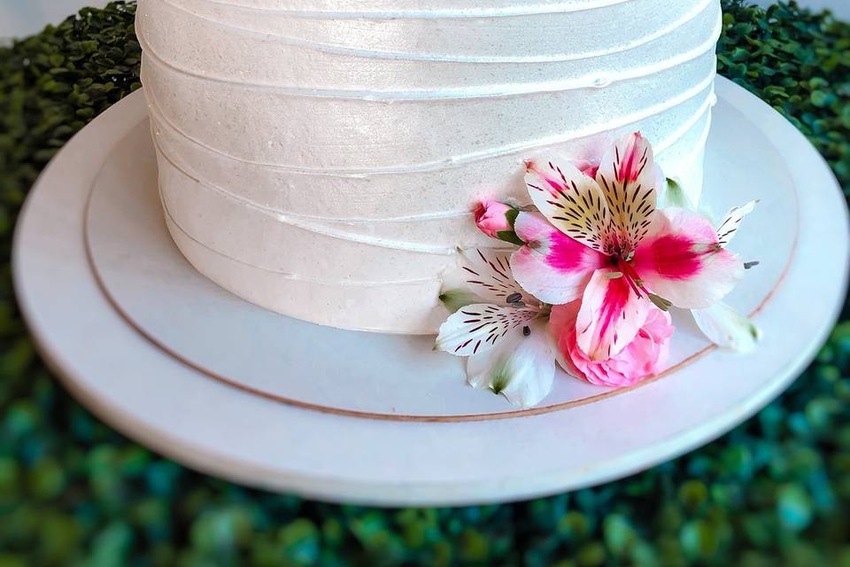 Wave Cake com flores tropicais