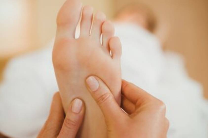 Massagem nos pés