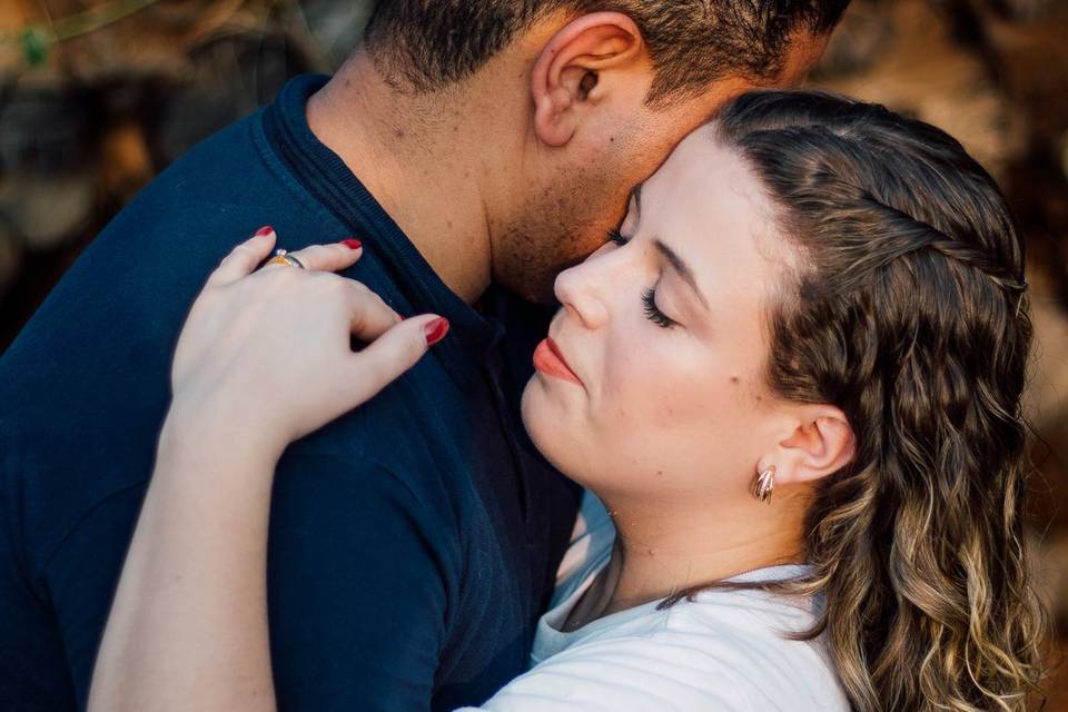 Casal abraçado