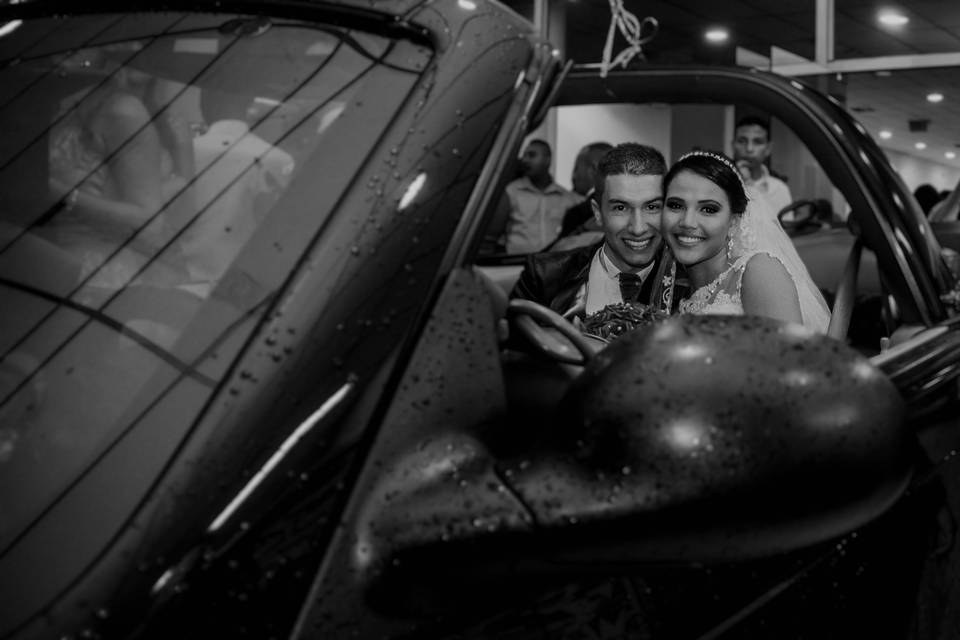 Noivos no carro