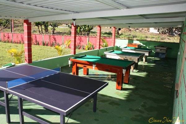 Mesas ping pong e sinuca