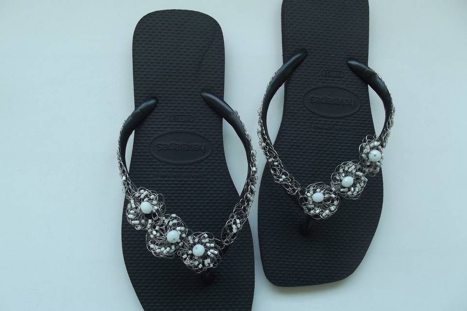 Chinelo de crochê de metal