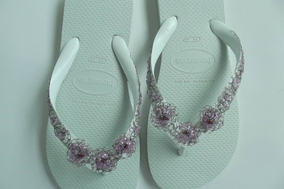 Chinelo de crochê de metal