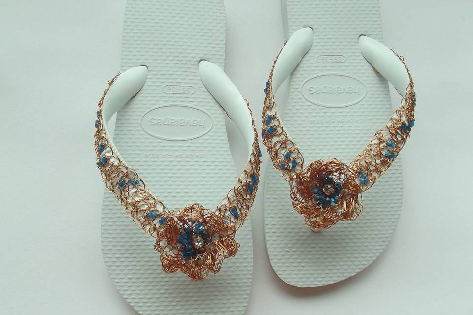 Chinelo de crochê de metal