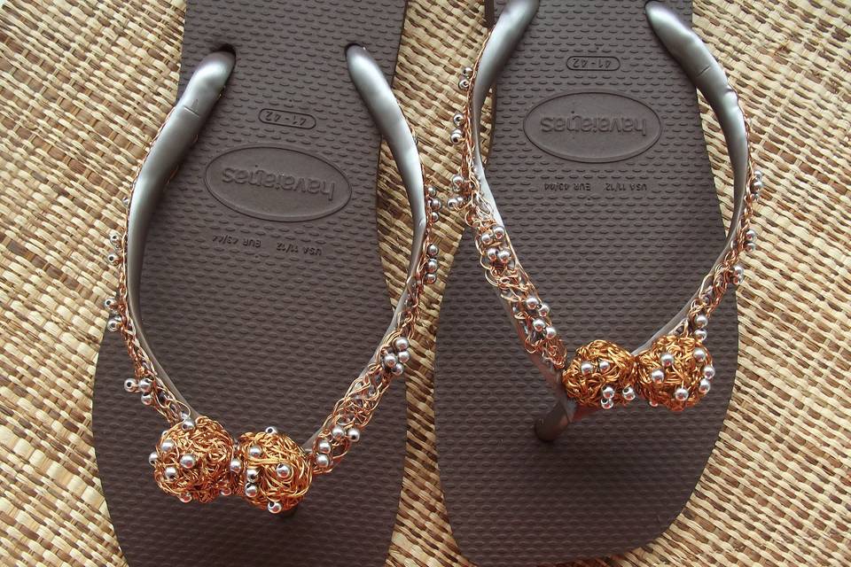 Chinelo de crochê de metal