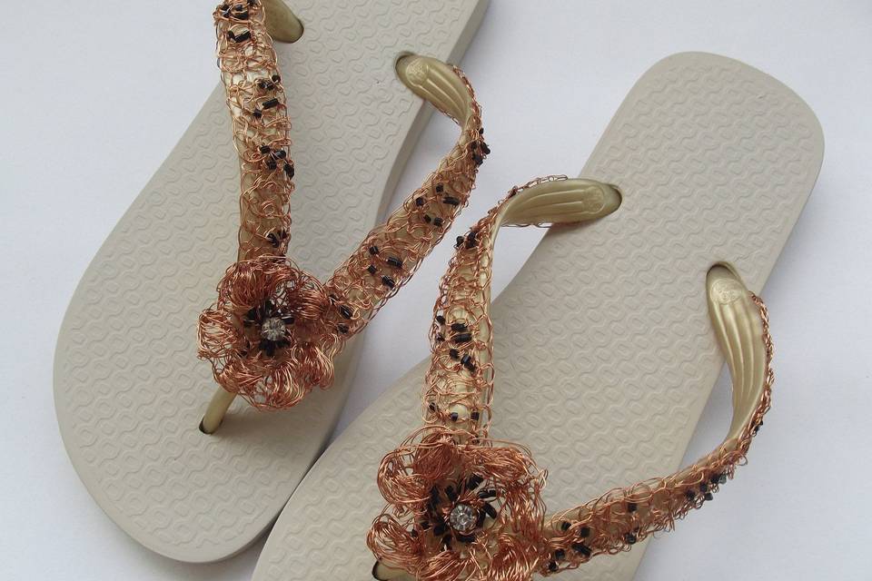 Chinelo de crochê de metal