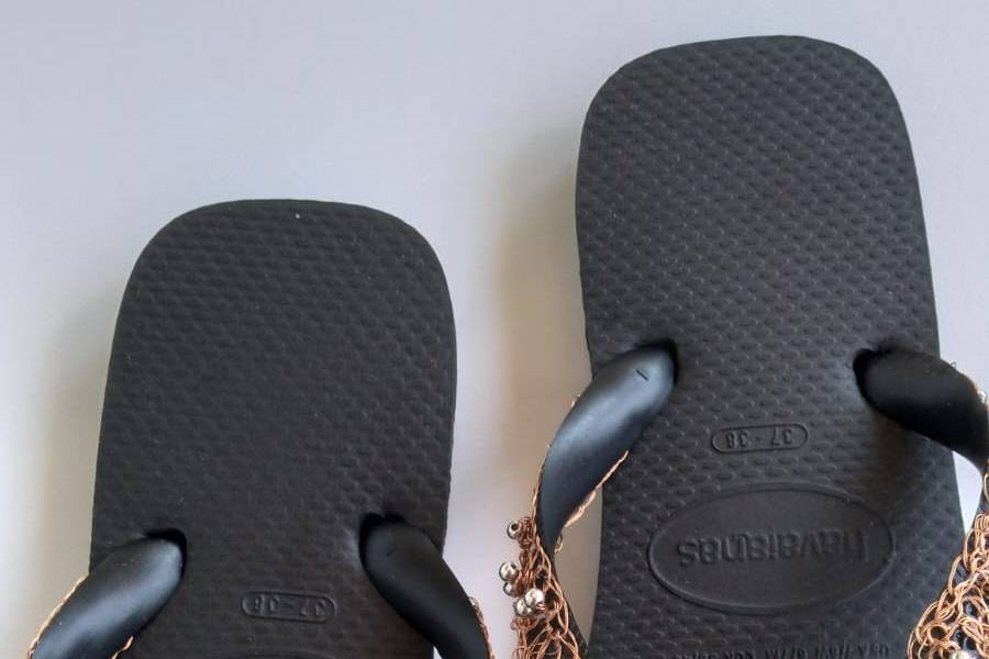 Chinelo de crochê de metal