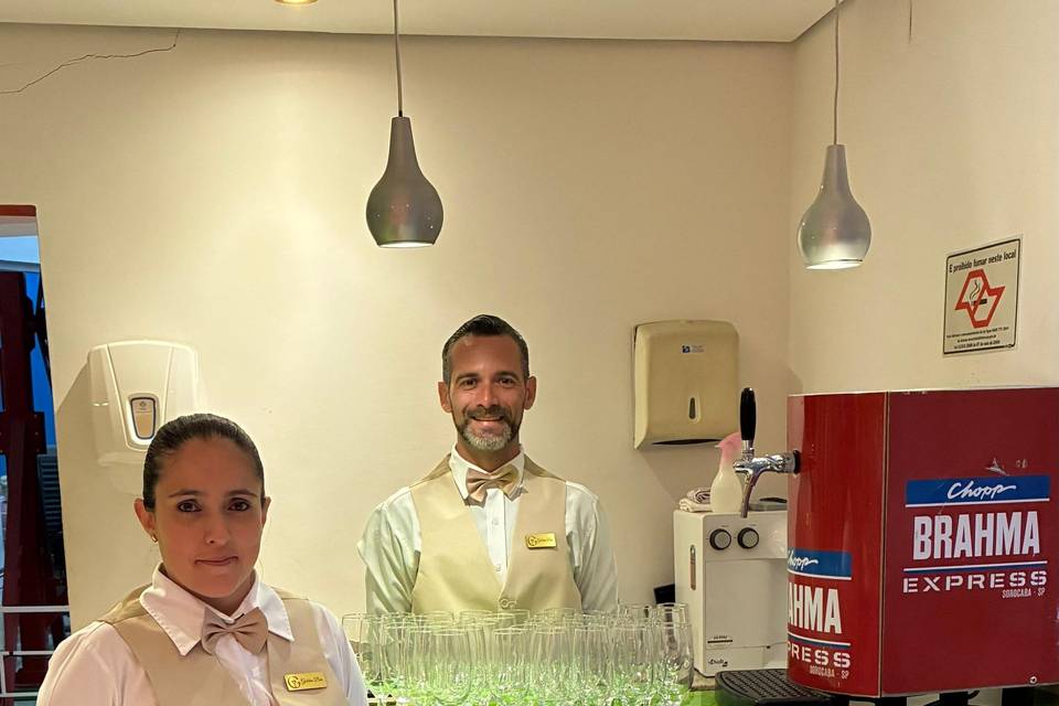 EQUIPE DE CHOPP UNIFORMIZADOS