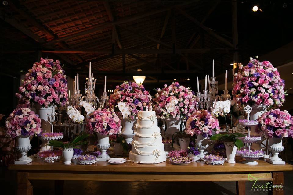 Mesa de madeira com flores