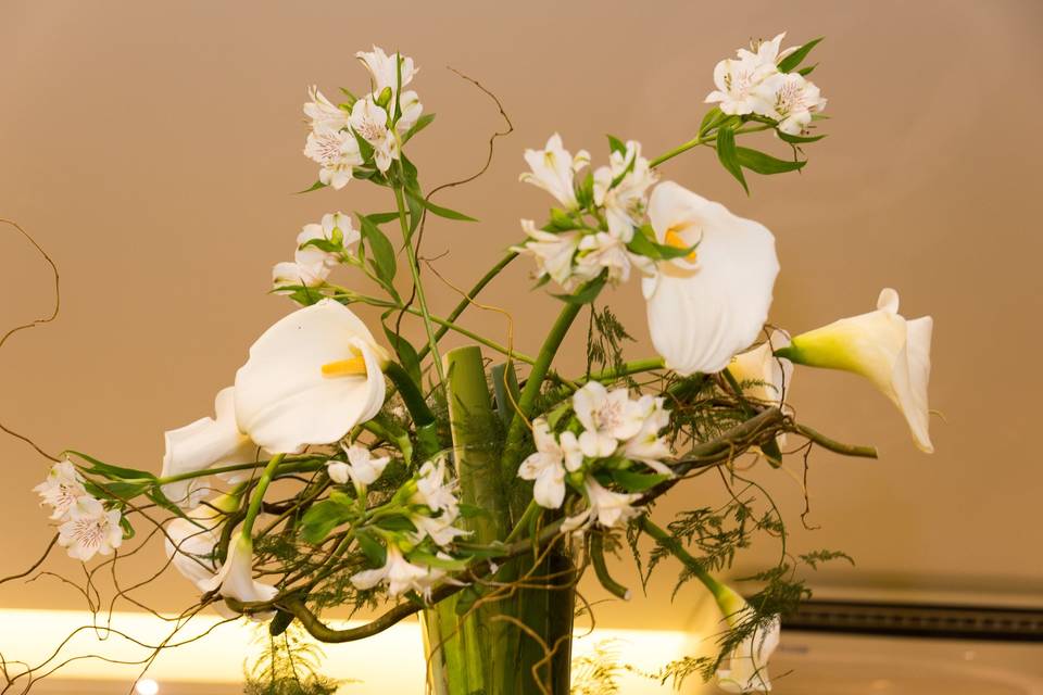 Mesa de entrada com flores