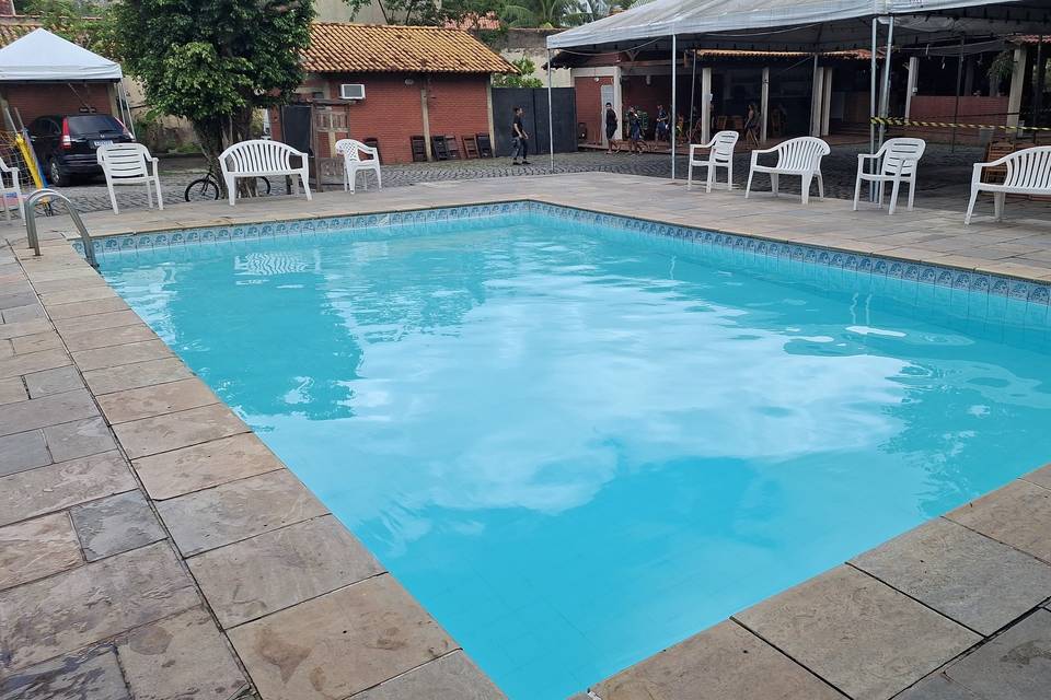 Piscina e as tendas