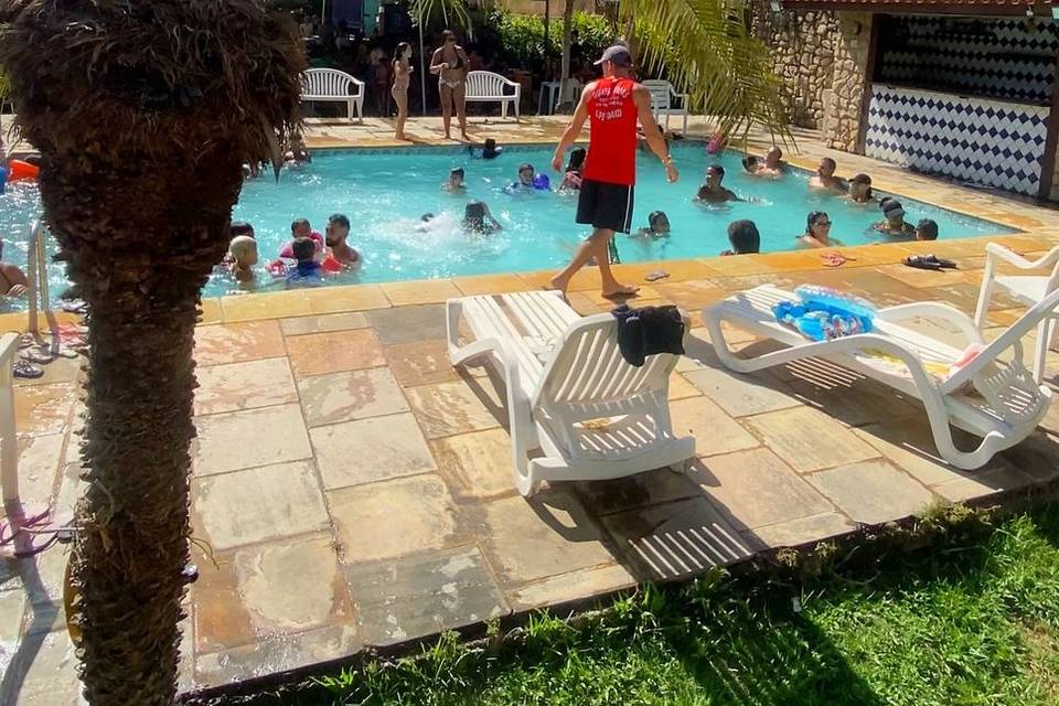 Piscina e convidados