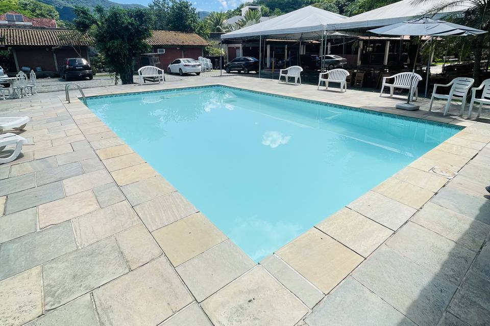 Piscina tendas e banheiros
